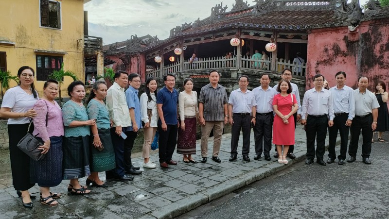 Đoàn đại biểu cấp cao tỉnh Savannakhet (Lào) thăm phố cổ Hội An