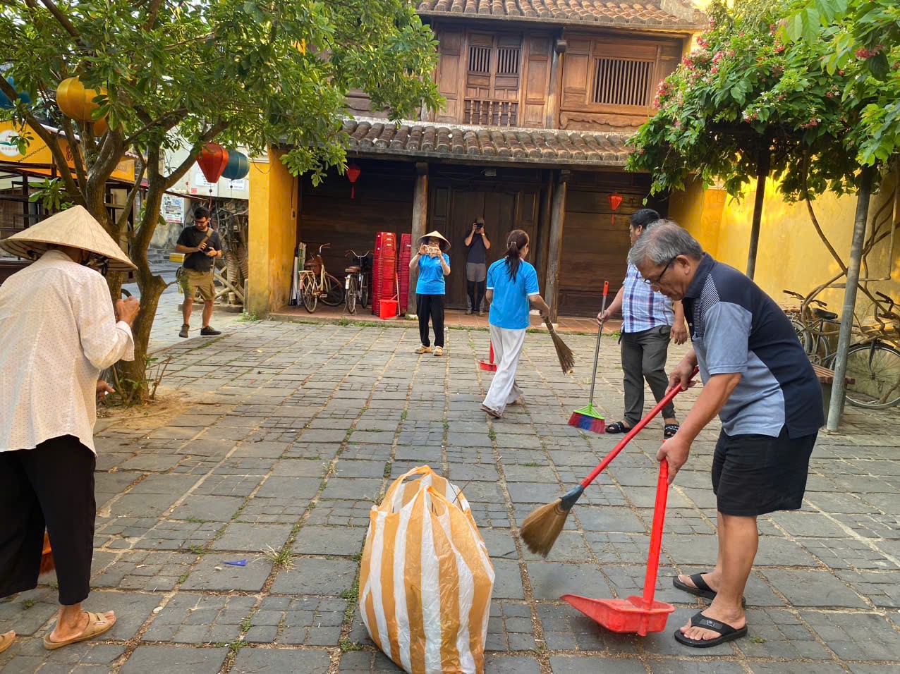 Phường Hội An đồng loạt ra quân vệ sinh môi trường, hướng tới kỷ niệm 30/4 và 1/5.