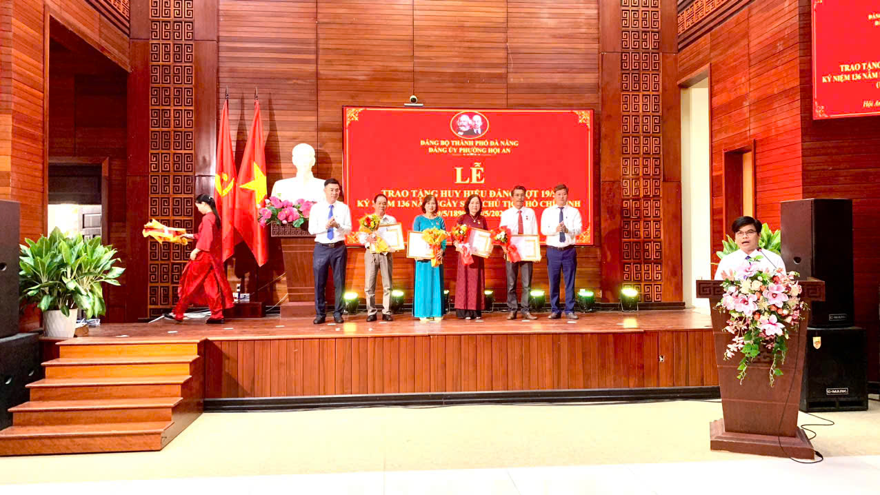 Đảng ủy phường Hội An tổ chức lễ trao Huy hiệu Đảng đợt 19/5/2026, sinh hoạt kỷ niệm 136 năm Ngày sinh Chủ tịch Hồ Chí Minh và quán triệt các văn bản mới của Đảng.