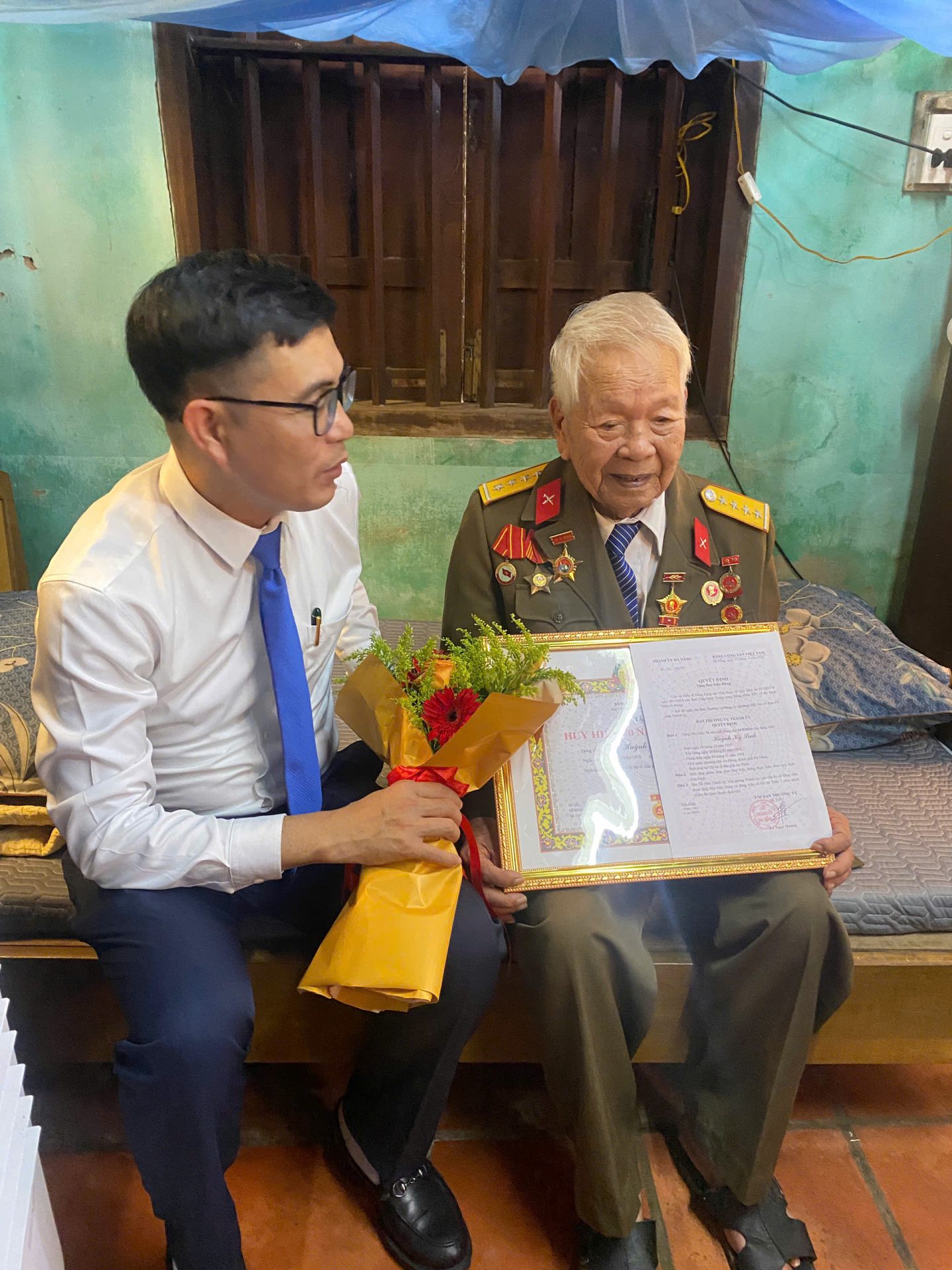Đảng ủy phường Hội An trao tặng Huy hiệu 70 năm tuổi Đảng tại nhà cho các đảng viên lão thành