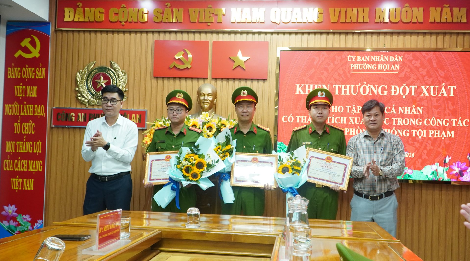UBND phường Hội An trao Giấy khen đột xuất cho tập thể, cá nhân có thành tích xuất sắc trong đấu tranh phòng, chống tội phạm ma túy