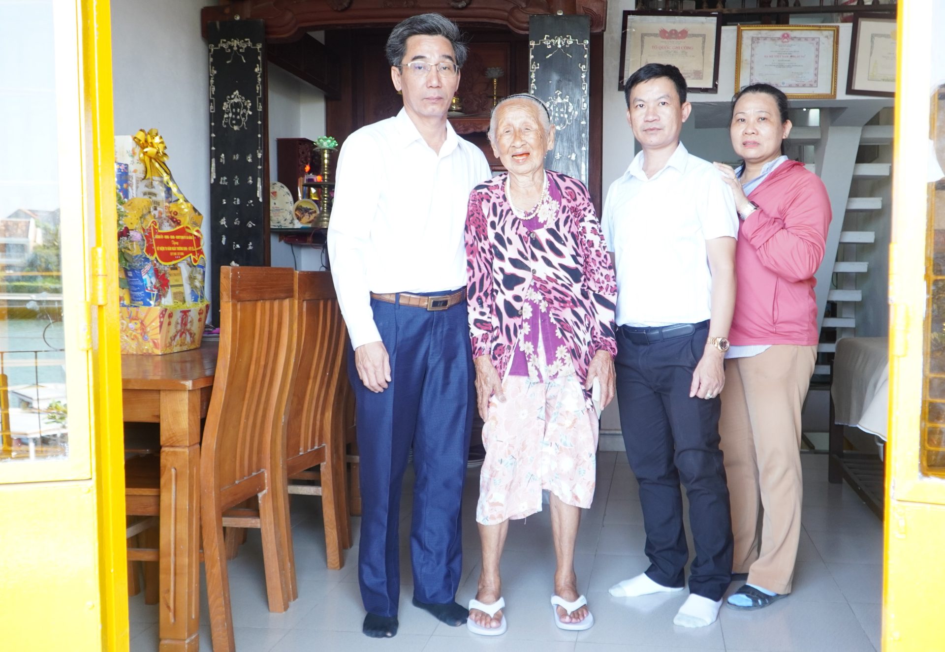 Bí thư Đảng ủy phường Hội An thăm, tặng quà Mẹ Việt Nam Anh hùng Nguyễn Thị Hiểu nhân kỷ niệm 79 năm Ngày Thương binh – Liệt sĩ (27/7/1947 – 27/7/2026)