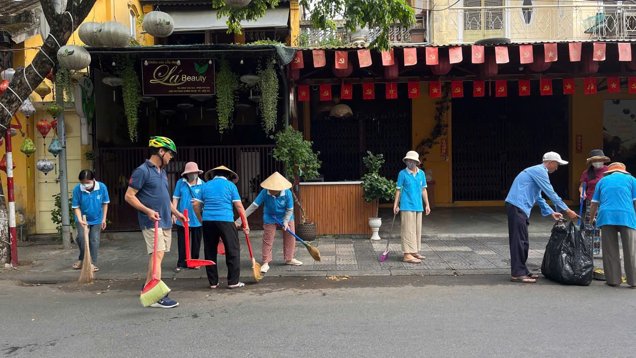 Cán bộ và Nhân dân phường Hội An tổng dọn vệ sinh môi trường dịp lễ Quốc khánh 2/9