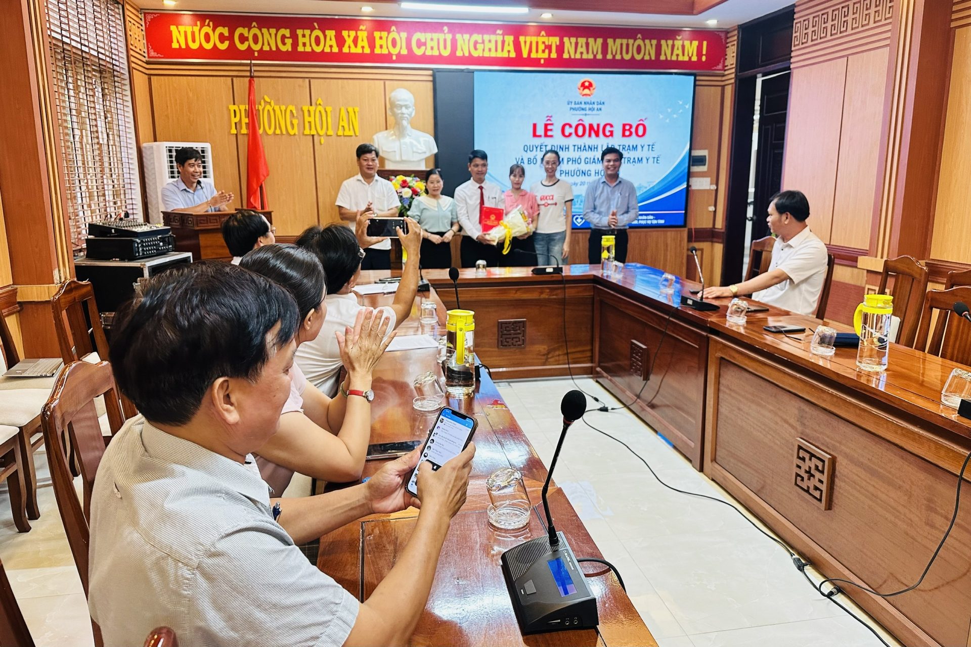 Công bố quyết định thành lập Trạm Y tế phường Hội An và bổ nhiệm Phó Giám đốc
