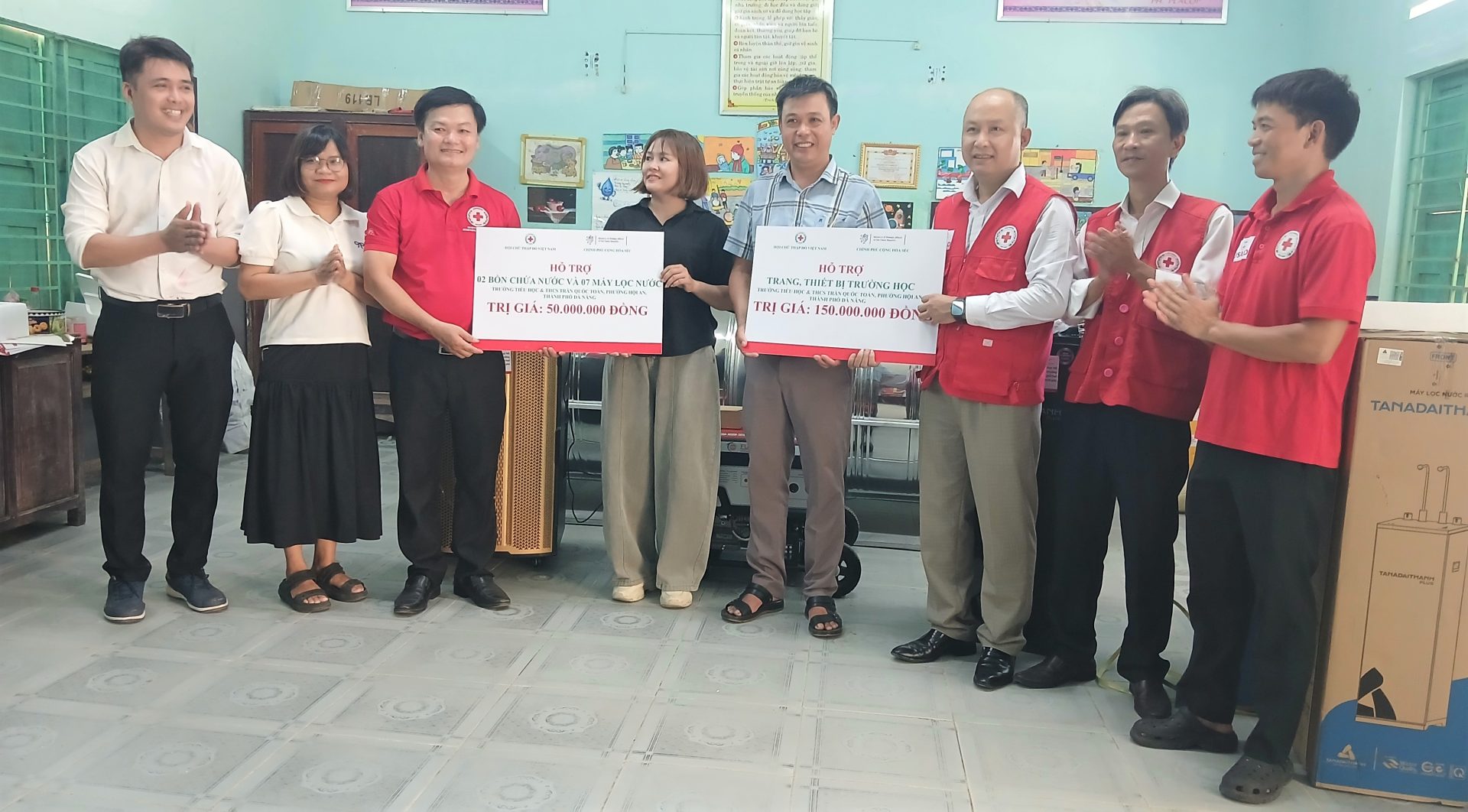Bàn giao trang thiết bị hỗ trợ trường học phục hồi sau thiên tai