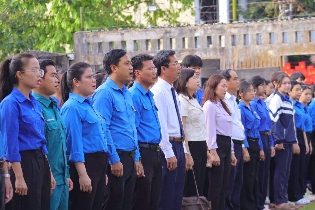 TUỔI TRẺ HỘI AN CHÀO CỜ TẠI ĐỊA CHỈ ĐỎ, DÂNG HƯƠNG TƯỞNG NIỆM BÁC HỒ