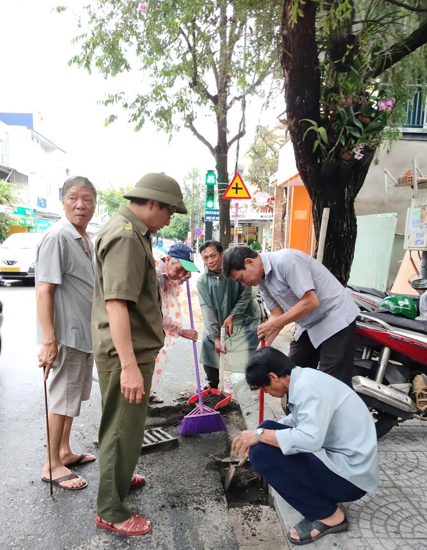 Phường Hội An khẩn trương khơi thông hệ thống thoát nước, chủ động ứng phó mưa lớn