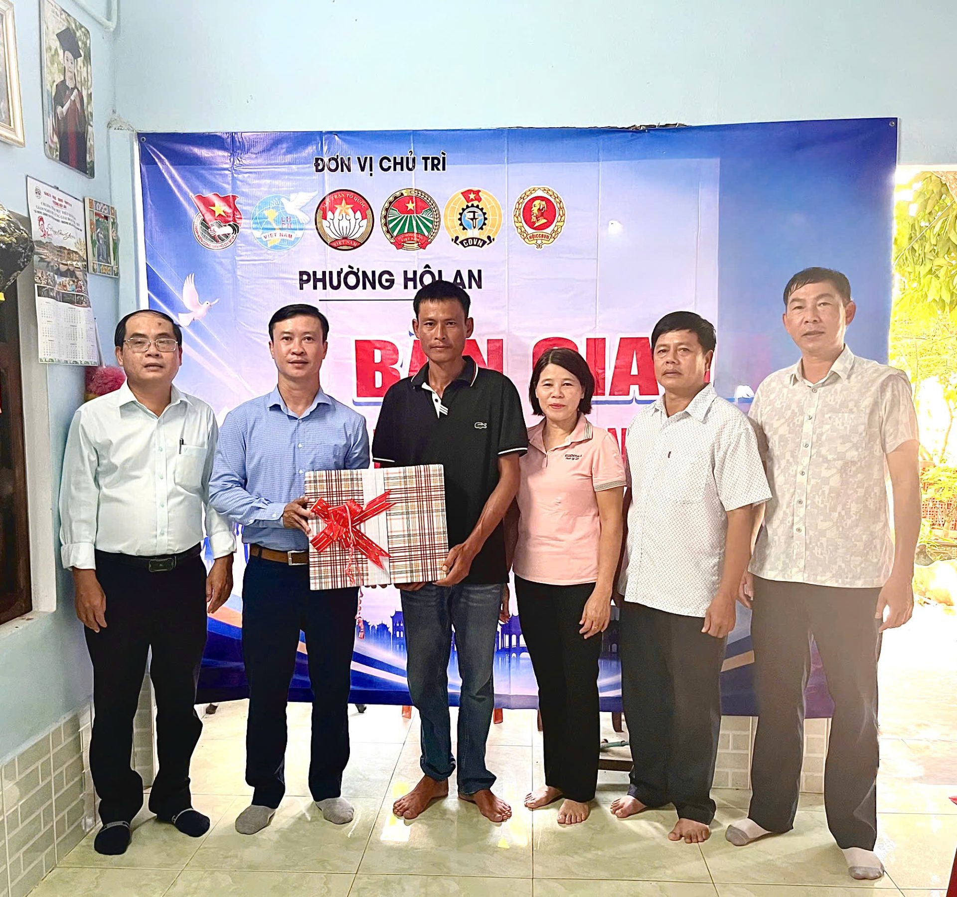 Ủy ban MTTQ Việt Nam phường Hội An bàn giao 2 Nhà Đại đoàn kết