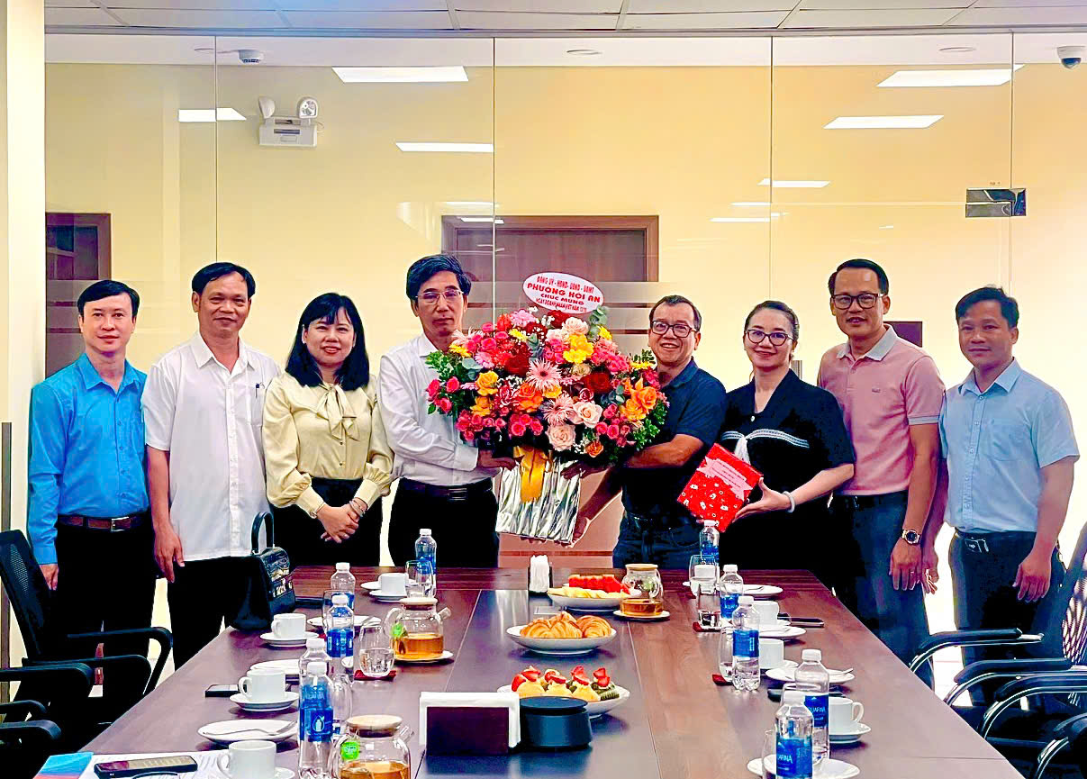 Lãnh đạo phường Hội An thăm, chúc mừng doanh nghiệp nhân Ngày Doanh nhân Việt Nam 13/10